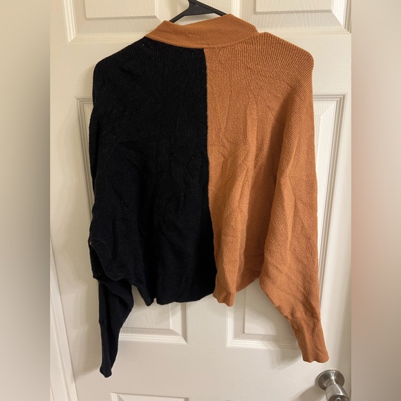 From buckle open slit front color block sweater size M - Picture 3 of 3